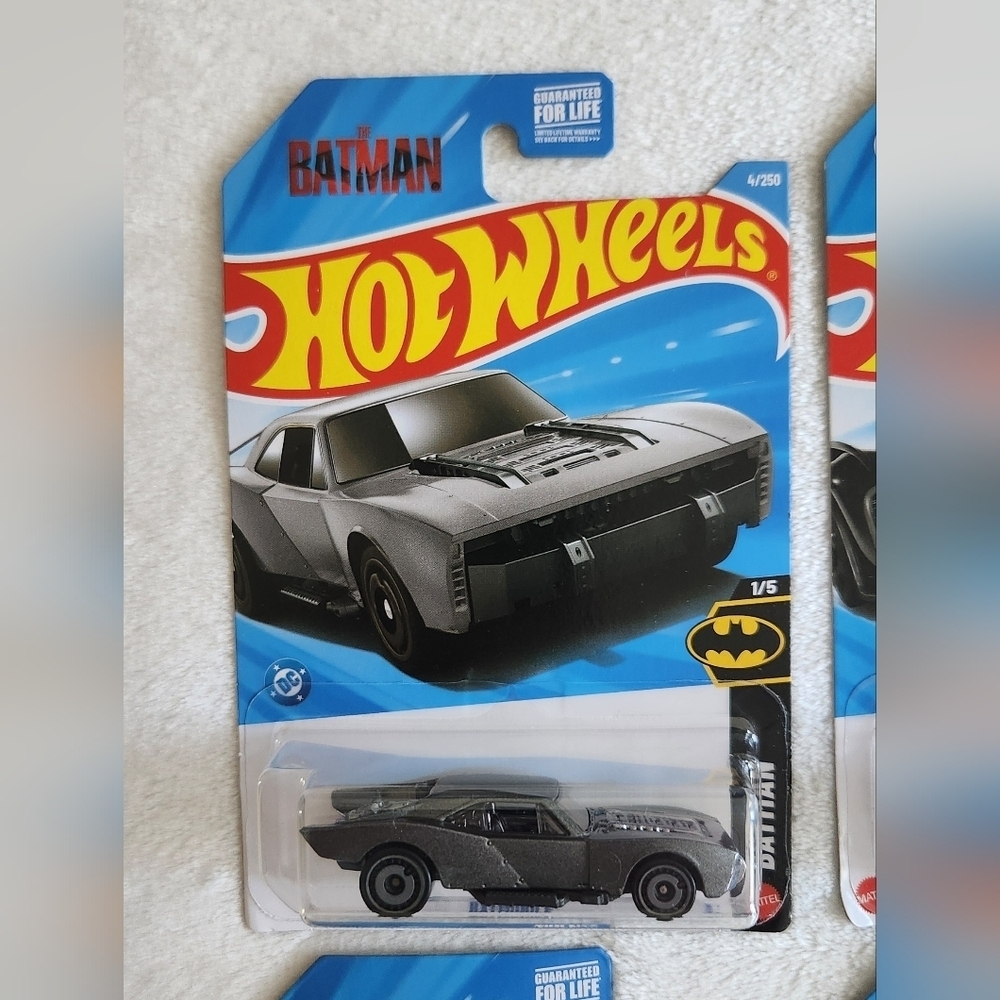 ๐ฆ๐Hot Wheels Batman Batmobile Set โ 4 Cars โ TV & Movie Versions โ NWT - Picture 3 of 16